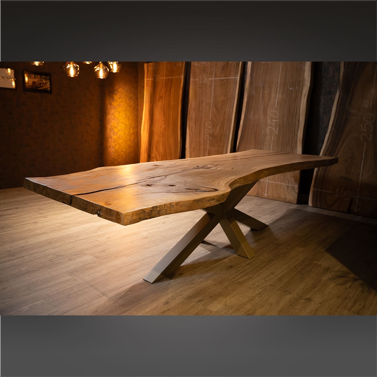 Eiken epoxy schaaldeel tafel 308cm zijaanzicht - Grotetafel.nl